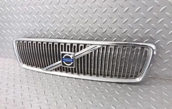 Volvo V70 Front bumper upper radiator grill 9190385