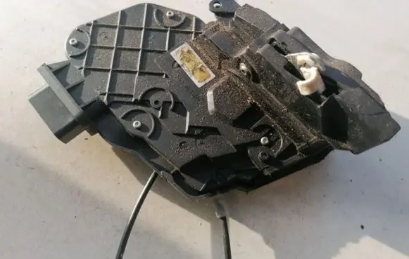 Mazda 3 I Rear door lock 240015103