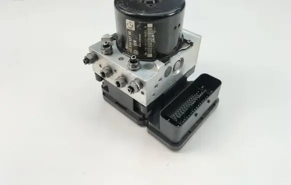 Volkswagen Golf VI ABS Pump 1K0907379BJ 1K0614517DE