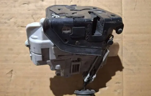 Audi A3 S3 8P Front door lock 4F1837016