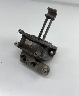 Volkswagen PASSAT B8 Engine mount bracket 3q0199262j