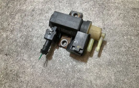 Renault Trafic III (X82) Turbo solenoid valve 15T085 8200790180 70181405