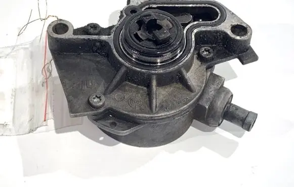 Volkswagen Golf IV Vacuum pump 038145101B