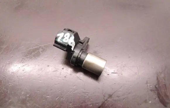 Toyota Avensis T250 Camshaft speed sensor D186