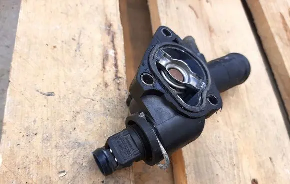 Renault Clio II Thermostat/thermostat housing TH666689J