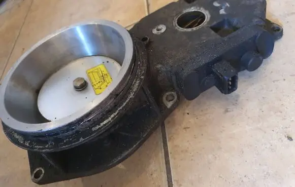 Audi 80 90 B3 Fuel distributor 0438121089 051133353A