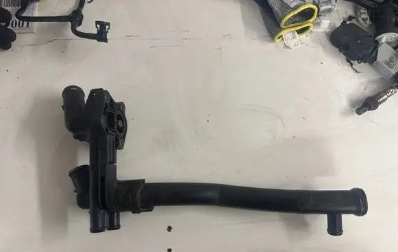 Volkswagen Polo V 6R Thermostat housing 03F121026B 03F121111A 03F121065A