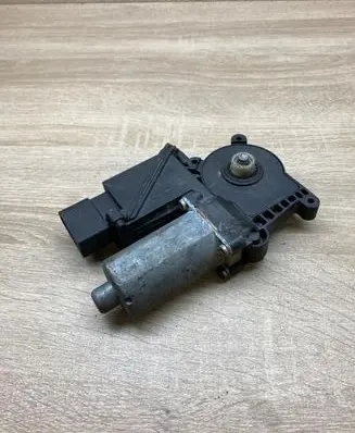 Mercedes-Benz A W168 Rear door window regulator motor 0130821699 101155300