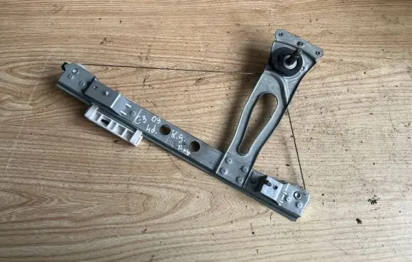 Rear door manual window regulator
