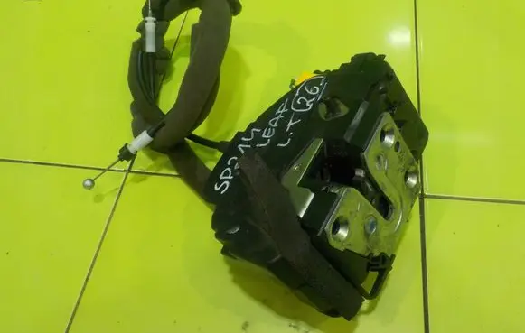 Nissan Leaf I (ZE0) Front door lock 