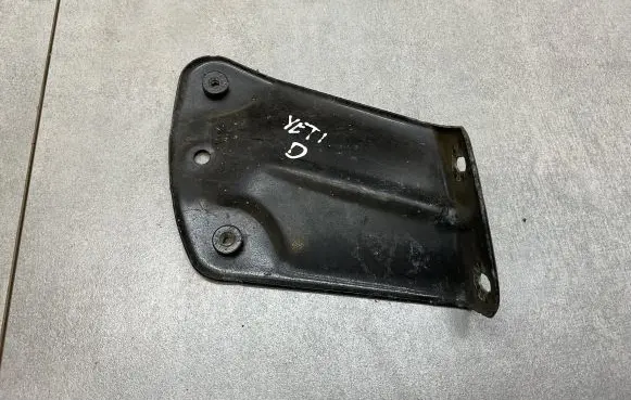 Skoda Yeti (5L) Fender mounting bracket 5L0821142