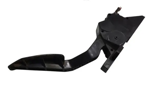 Accelerator throttle pedal