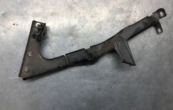 Audi A5 8T 8F Fender mounting bracket 8T0821135C