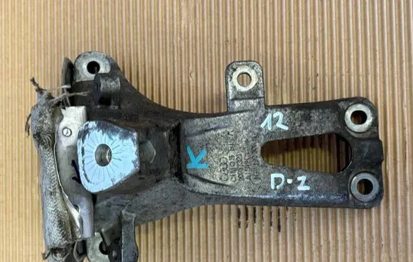 Engine mounting bracket