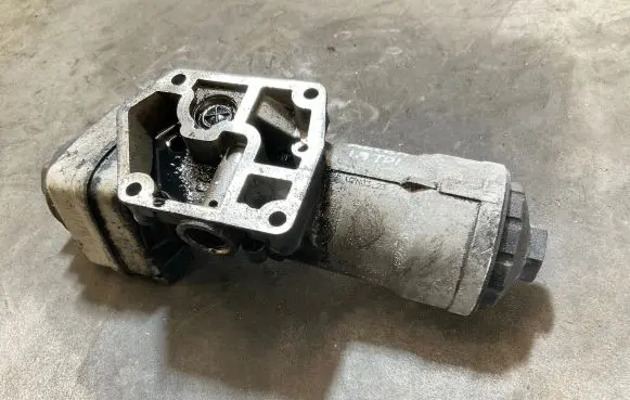 Volkswagen Touran I Oil filter mounting bracket 045115389J
