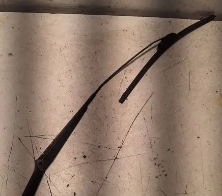 Front wiper blade arm