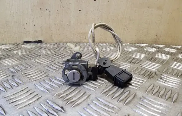 Audi 100 S4 C4 Front door lock (next to the handle) 