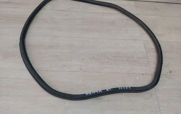 Toyota Sienna XL30 III Rear glass trim 
