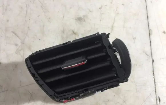 Nissan Qashqai Dashboard side air vent grill/cover trim 687604E0A0
