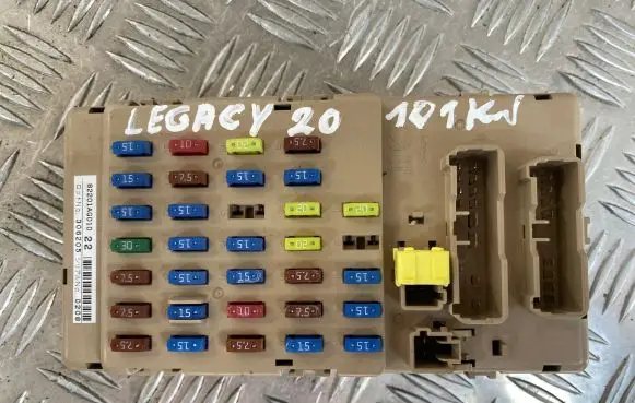 Subaru Legacy Fuse module 82201AG010 0100V10338 908908