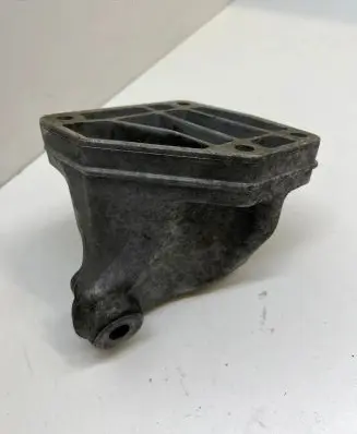 Engine mounting bracket