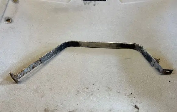 Peugeot 4007 Fuel tank mounting bracket 