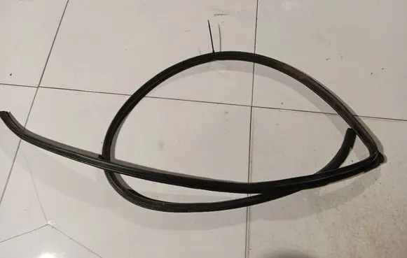 Toyota Avensis T250 Rubber seal front coupe door 