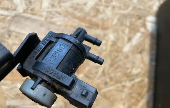 Audi A6 S6 C5 4B Turbo solenoid valve 1J0906283A
