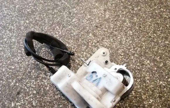 Mazda 5 Sliding door lock 
