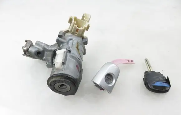 Toyota RAV 4 (XA20) Ignition lock 8978352010 45020423