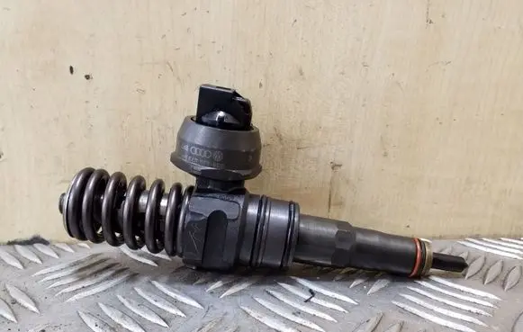 Volkswagen Golf V Fuel injector 038130073BN 0414720313