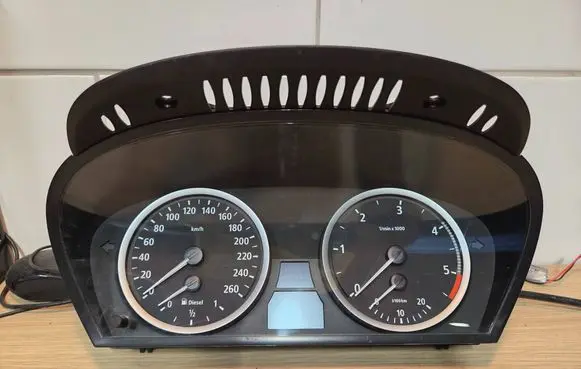 Speedometer (instrument cluster)