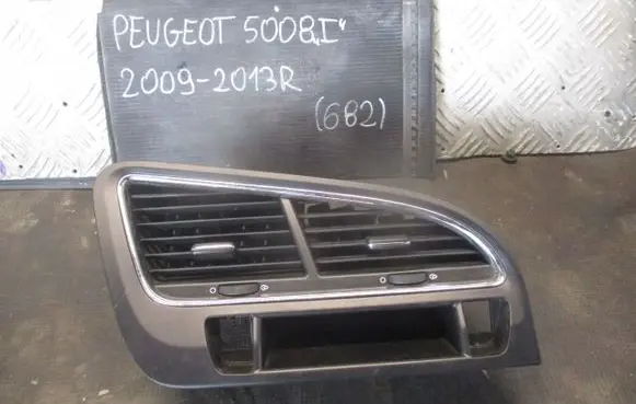 Peugeot 5008 Dash center air vent grill