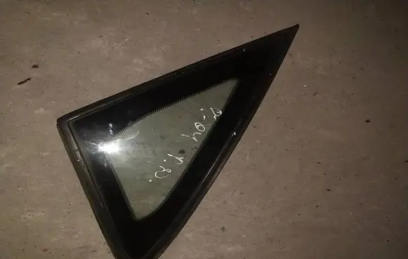 Toyota Avensis Verso Front triangle window/glass 