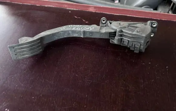 Accelerator throttle pedal