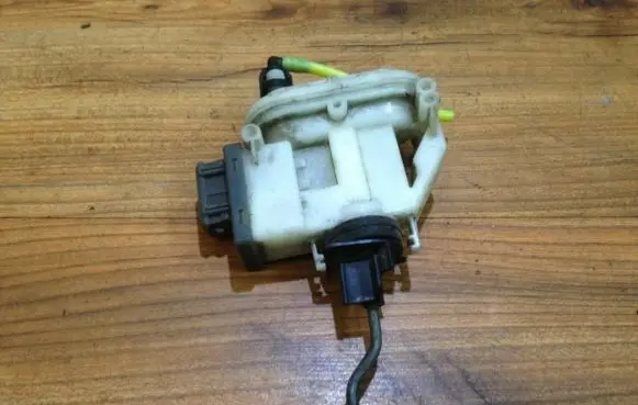 Volkswagen PASSAT B4 Central locking vacuum pump 3a0862153b