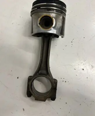 Volkswagen Caddy Piston with connecting rod 
