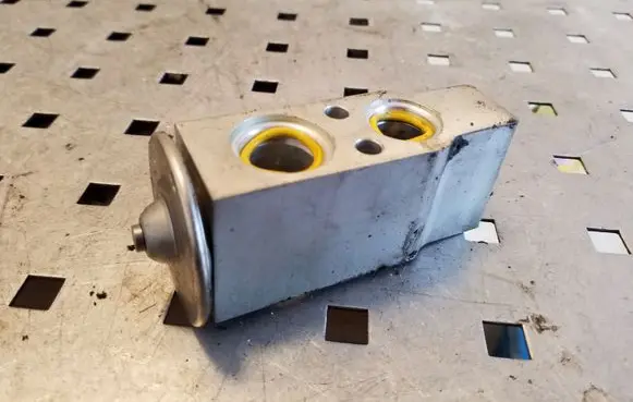 Volvo XC90 Air conditioning (A/C) expansion valve 