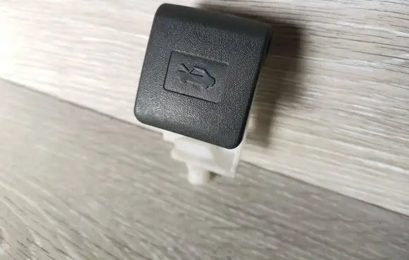 Toyota Avensis T250 Engine bonnet (hood) release handle