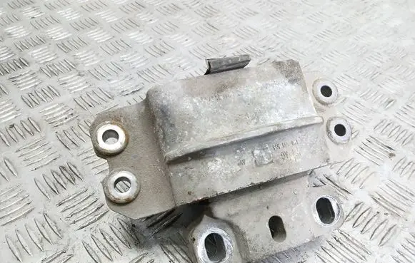 Volkswagen Caddy Engine mount bracket 