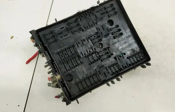 Volkswagen Touran I Fuse box set 1k0937124h 0322194435-e