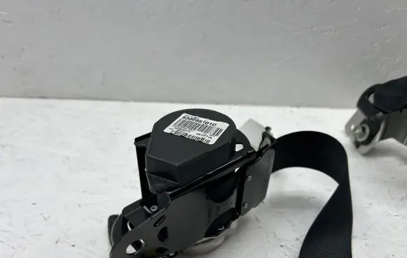 Nissan Leaf II (ZE1) Front seatbelt 638265101D
