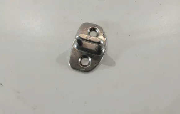 Audi A6 S6 C6 4F Front door lock loop/hook striker 8E0837033