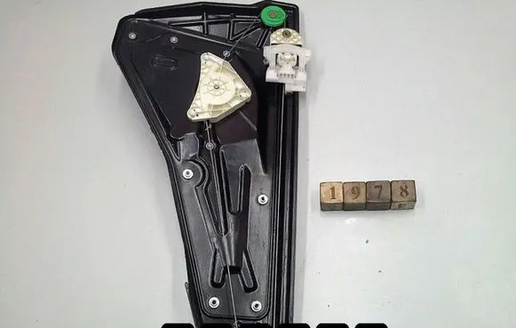 Land Rover Range Rover Sport L320 Front door window regulator with motor 