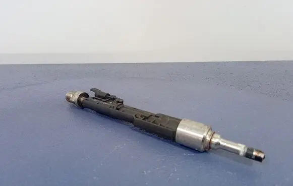 BMW 7 G11 G12 Fuel injector 8638255