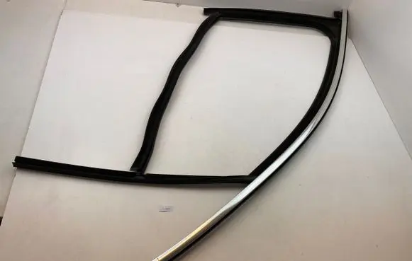 Porsche Macan (95B) Rubber seal front coupe door 