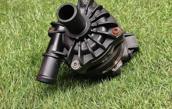 Volkswagen Jetta VI Water pump 7P0965567
