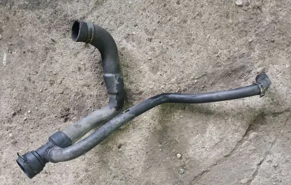 Volkswagen PASSAT B5 Engine coolant pipe/hose