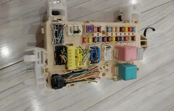 Toyota Corolla Verso AR10 Fuse module 89221-0F010