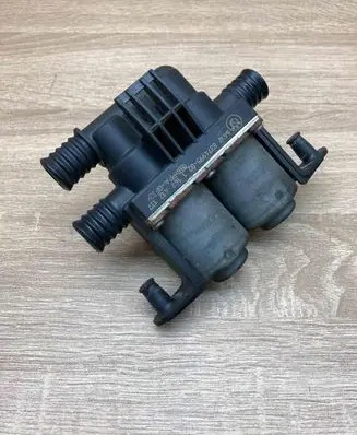 BMW 5 E39 Coolant heater control valve 8374995 1147412137
